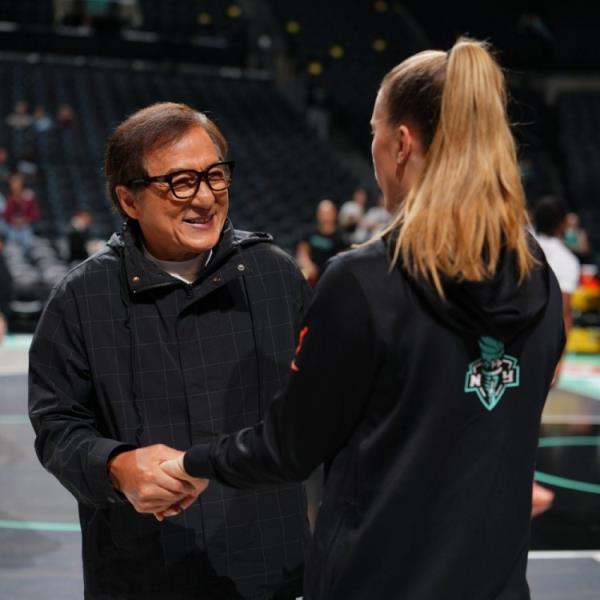 大哥来啦！成龙现身WNBA赛场与约内斯库合影 WNBA官方晒照