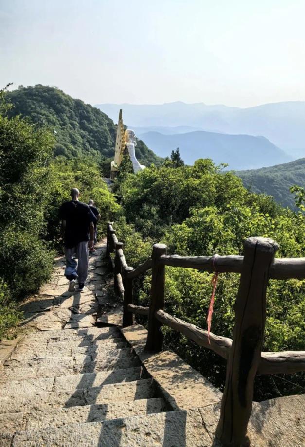 刺迷千千万文班修行照是一位马刺球迷的僧人所拍摄